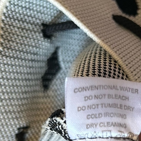 Cross body white with black hearts purse - Picture 4 of 5